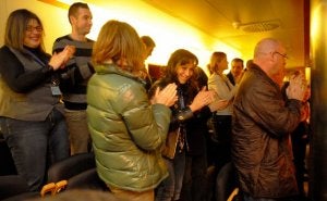 Los trabajadores del centro aplauden tras la votación favorable a la integración. ::
JESÚS DÍAZ/