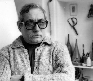 Orlando Pelayo con sus gafas características, en su estudio de París. ::
E. C./