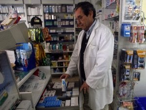Un farmacéutico extrae de un cajón un medicamento de uso habitual. :: MARIO ROJAS/