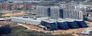 Imagen aérea de La Cadellada donde se puede ver, en primer término, el edificio de consultas externas escoltado por el de hospitalización. :: MARIO ROJAS/