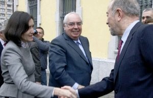 La ministra de Cultura y De Lorenzo se saludan en presencia de Areces a su llegada al Archivo Histórico. ::
MARIO ROJAS/