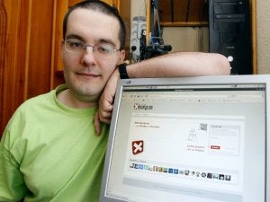 Mikel González, junto a la pantalla de acceso de la red social Ximielga.me. ::
MARIETA/