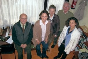 Etelvino González, Teresa Sanjurjo, Delia Piris, José Luis García y Luisa Álvarez, en la sede de Cubera. ::
T. B./