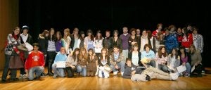 Los alumnos ganadores del festival de cortos posan en el escenario del centro Gijón Sur. ::
J. BILBAO/