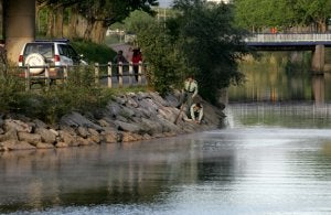 Agentes de la Guardia Civil toman muestras de agua ayer en la ría de Avilés. ::
RAFA GONZÁLEZ/