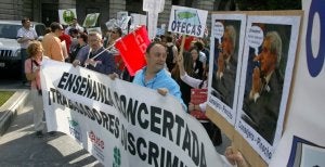 La cabecera de la manifestación de la concertada celebrada ayer, ante la sede de la Consejería de Educación. :: MARIO ROJAS/