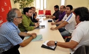 Un momento de la reunión de ayer entre los dirigentes de Izquierda Unida, el Bloque por Asturies y Los Verdes. ::
JESÚS DÍAZ/