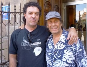 Tino di Geraldo y Paco de Lucía, ayer en la plaza de España, en el momento de despedirse. :: RAFA BALBUENA/