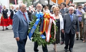 Manuel Busto, Jesús Peláez y Paz Fernández Felgueroso portan la corona, junto a Arias de Velasco. ::
PIÑA/