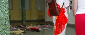 Ropa repartida por el suelo, en una de las obras expuestas en la primera y única cita de la Fundación Danae en la Laboral. :: E. C./