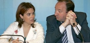 La portavoz parlamentaria del PP en el Congreso, Soraya Sáenz de Santamaría, con el presidente riojano, Pedro Sanz. ::
EFE/