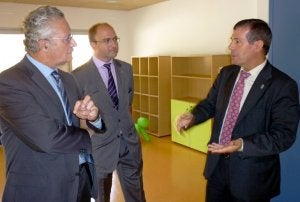 El delegado del Gobierno, Antonio Trevín; el alcalde de Pravia, Antonio de Luis, y el consejero de Educación, Herminio Sastre, ayer, visitando las instalaciones de la escuela de 0 a 3 años que abrirá este mes en Pravia. :: RAFA BALBUENA/