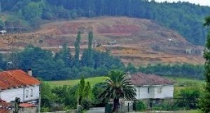 Vista de la zona donde Reasa realiza la extracción de 400.000 metros cúbicos de materiales destinados a rellenos en El Musel. :: P. G.-P./