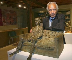 El escultor Ramón Muriedas posa junto a una obra su última exposición, en 2009, en la localidad cántabra de Arnuero. ::
SANE/