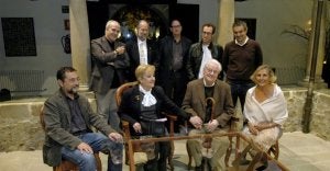 Álvaro Díaz Huici, Lola Lucio, Juan Benito Argüelles y Laína Cores, propietaria del palacio. Tras ellos, Jorge Fernández León, Alfonso Toribio, Jorge Ordaz, Ricardo Menéndez Salmón y Rafa Gutiérrez. ::
FERNANDO CASTRO/