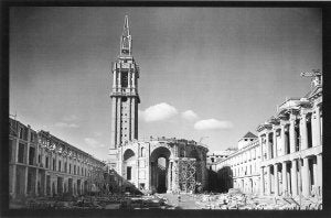Aspecto de las obras en
la torre y la iglesia de la Laboral vistas desde el patio. ::
E. C./