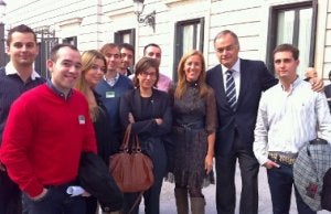 Los jóvenes del PP gijonés, con Pardo y González Pons.
:: E.C./