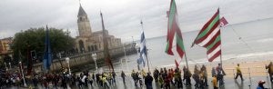 Los leoneses sacaron sus estandartes al Muro a pesar del riesgo que corren las telas con el agua. :: E. C./