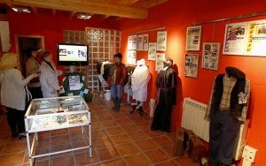 Integrantes de Refaxu, en la muestra que recoge sus 15 años sobre los escenarios. ::
JUAN CARLOS ROMÁN/