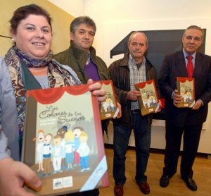María Nachón, Emilio Huerta, Nacho Fonseca y José Antonio Noval, con el libro de Siero Musical. ::
NOSTI/