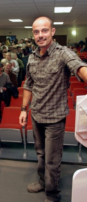 Jorge Espina Díaz, durante la votación en la que fue elegido candidato a la Alcaldía de Gijón. :: PALOMA UCHA/