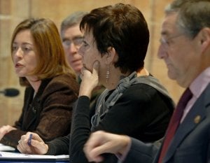 Mercedes Gallizo, ayer, en Oviedo, entre Ignacio Vidau, Ana Rosa Migoya y Gerardo Herrero. ::
MARIO ROJAS/