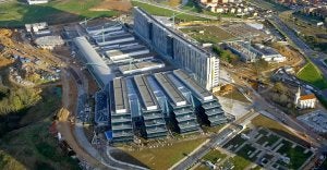 Imagen aérea del HUCA donde aparece en primer término el edificio de cuatro bloques de consultas externas. :: MARIETA/
