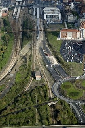 Sanz Crespo. Vista aérea de la entrada por la autopista donde se observa, al fondo de la imagen, la nueva estación provisional de trenes pegada al viaducto de Carlos Marx y la conexión con los antiguos tendidos para que puedan entrar los operadores ferroviarios. :: E. C./