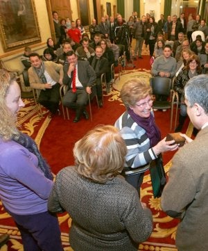 Noemí Martín, Paz Fernández Felgueroso y Manuel González Orviz entregan las llaves y la documentación de una de las viviendas a una de las compradoras. :: JOAQUÍN PAÑEDA/