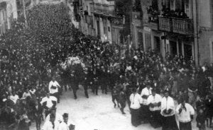 El multitudinario cortejo fúnebre del actor, a su paso por la calle de La Cámara. :: ARCHIVO NARDO VILLABOY/