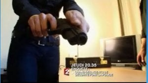 Uno de los periodistas monta el arma en los lavabos del avión durante el viaje de ida. ::
FRANCE 2/