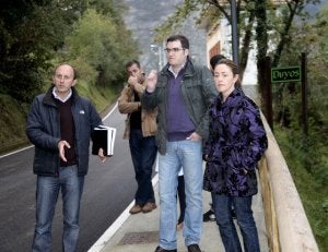 García Pando, en el centro, en una reciente visita de Ana Rosa Migoya al concejo de Caravia. ::
ACEBAL/