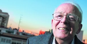El exdirector de la NASA en España, fotografiado en la azotea de su casa de Madrid al atardecer. ::
JOSÉ LUIS NOCITO/