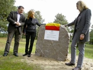 Ángel González, Ángela Vallina y Noemí Martín descubren la placa. ::
MARIETA/