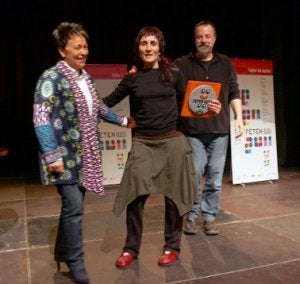 Rosa Díaz y Mariano Lozano recibieron de manos de la concejala Pilar Pintos el premio al mejor espectáculo. ::
CITOULA/