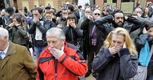 Los participantes se taparon la boca, los ojos o los oídos durante la 'flashmob' convocada por SOS Cultura en la plaza de la Constitución. :: JESÚS DÍAZ/