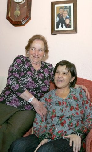 Gloria Sánchez junto a su suegra, Maruja, en la tarde de ayer tras ser dada de alta en el HUCA. ::
PAÑEDA/