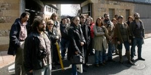 Miembros del colectivo ayer, ante la Fábrica de Gas, que quieren que sea un centro cultural. :: M. ROJAS/