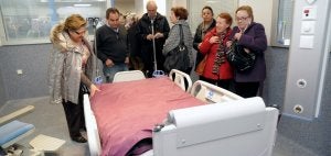 Los asistentes a la presentación de la nueva zona que comunica el edificio de hospitalización con el bloque de quirófanos pudieron recorrer parte de las instalaciones de La Cadellada. En la imagen, un grupo de personas en uno de los boxes de la futura UCI. :: JESÚS DÍAZ/