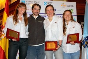 Ángela Pumariega, Tamara Echegoyen y Sofía Toro muestran satisfechas las placas de campeonas. ::
E. C./