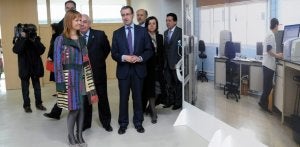 La ministra de Sanidad, Leire Pajín, atiende a las explicaciones del gerente del HUCA, Mario González, ante uno de los paneles informativos colocados en Silicosis. Junto a ellos, el presidente del Principado, los consejeros de Salud y de Hacienda, la presidenta de la Junta General del Principado y el director médico del HUCA. :: JESÚS DÍAZ/