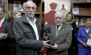 Carlos Álvarez Novo y Florentino Fernández, presidente de la asociación Langreanos en el Mundo. :: ROMÁN/