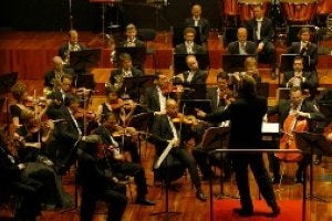 Un momento del concierto dirigido por Ari Rasilainen. ::
MARIETA/