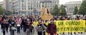 Varios centenares de personas se concentraron en el paseo de Los Álamos y procesionaron hasta el Ayuntamiento. ::
JESÚS DÍAZ/