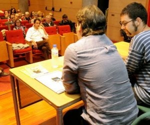 La reunión se celebró en la biblioteca de El Fontán. ::
J. DÍAZ/