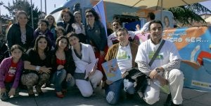 Algunas de las participantes en la jornada junto a responsables de Secretariado Gitano y la concejala de Educación y la alcaldesa ante la foto-furgo. :: SERGIO LÓPEZ/