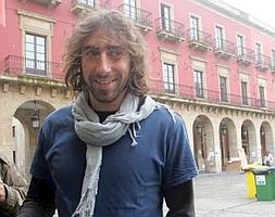Manu Brabo, en la Plaza Mayor, antes de ser recibido por la alcaldesa en el Ayuntamiento. :: CITOULA/