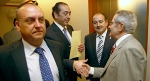 Goñi saluda a Antonio Landeta, ex presidente de la Cámara, en presencia de Avelino Sánchez y con Galcerán en primer plano. ::
MARIO ROJAS/