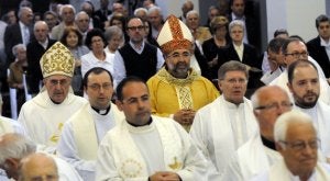 Jesús Sanz Montes, en el centro, con el arzobispo emérito, Gabino Díaz Merchán, a su derecha. ::
JESÚS DÍAZ/