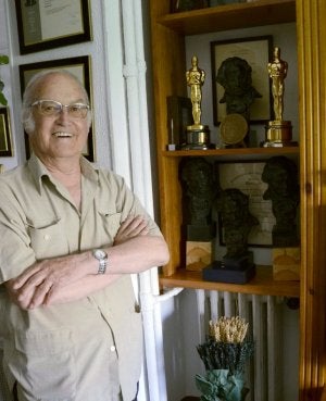 Feliz y muy sonriente, junto a sus dos Oscar y sus cuatro Goya. :: NEWSPHOTOPRESS/